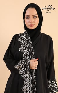 عباية لنن لف باللون الأسود مطرزة - صورة 5