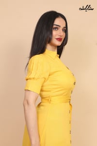 فستان ميدي غاية في الأناقة بلون أصفر مزين بحزام لطلة فاتنة - صورة 8