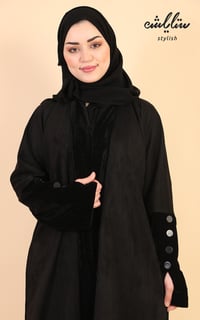 عباية شامواه لف شتوية باللون الاسود بتدخيلات مخمل على الكم والأمام - صورة 4