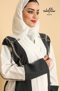 عباية لنن لف باللون الأبيض والرصاصي الغامق - صورة 3