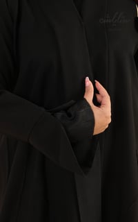 عباية نواعم باللون الأسود مزينة بدانتيل  - صورة 6