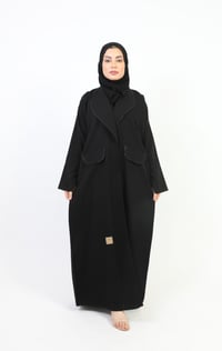 عباية كلاسيك لف بياقة مزينة بكريستال - صورة 1