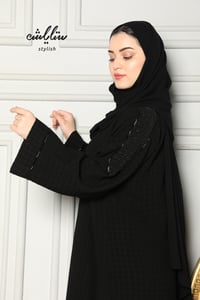 عباية سبيشل باللون الأسود مزينة بشك - صورة 4