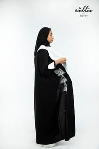 عباية كويتي لف باللون الأسود والأبيض - صورة 2