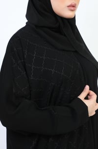 عباية كلاسيك من الكريب بتطريز من الأمام - صورة 6