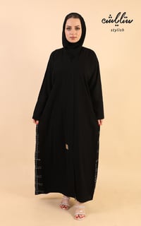 عباية لف باللون الأسود مطرزة - صورة 1