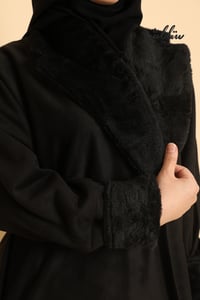 عباية لف شتوية باللون الأسود مزينة بالفرو  - صورة 5