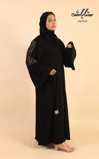 عباية كويتي باللون الأسود مطرزة على الكم - صورة 3