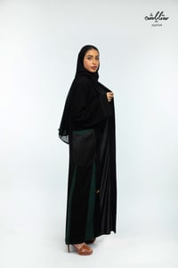 عباية ملكي كويتي باللون الأسود والزيتي - صورة 2