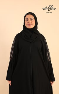 عباية كويتي باللون الأسود مطرزة على الكم - صورة 4