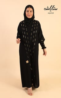عباية لف باللون الأسود مزينة بزم على الأكمام - صورة 2