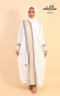 عباية لنن لف باللون السكري مطرزة  - صورة 2