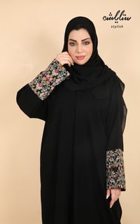 عباية ملكي باللون الأسود بتطريز على الكم  - صورة 3