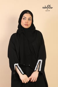 عباية لف باللون الأسود مزينة بلؤلؤ على الأكمام  - صورة 3