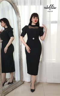 فستان أنيق باللون الأسود مزين بالتل - صورة 1