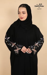 عباية ملكي باللون الأسود مطرزة الأكمام - صورة 3