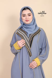 عباية لنن لف باللون السماوي بتطريز على ياقة العباية - صورة 4