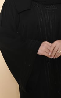 عباية نواعم بازرار باللون الاسود مزينة بكريستال بالامام - صورة 6