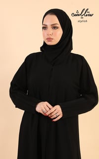 عباية باللون الأسود مزينة بكسرات على الكم - صورة 3