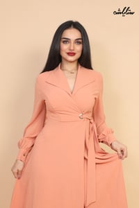 فستان غاية في النعومة بتصميم اللف باللون الزهري و بأكمام طويلة وقصة صدر رسمية - صورة 7