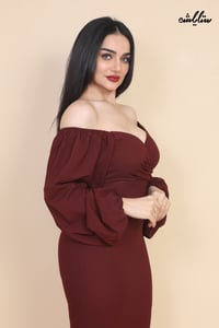 فستان أنيق باللون العنابي بكم طويل واسع ( اوف شولدر )وقصة صدر ناعمة بلمسة أنثوية جذابة - صورة 15