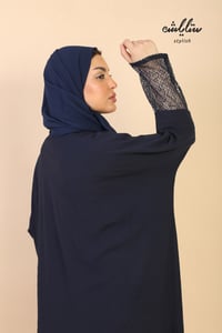 عباية كريب لف باللون الكحلي مزينة بدانتيل على الأكمام - صورة 5