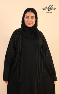 عباية كلاسيك باللون الاسود مزينة بتدخيلات باللون الذهبي - صورة 5