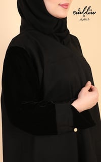 عباية لمسة شتوية كريب ازرار باللون الاسود والكم كويتي وعليه مخمل - صورة 6