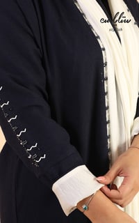 عباية سبيشل لف باللون الكحلي والأوف وايت بتطريز ناعم - صورة 7