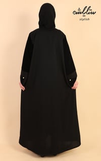 عباية لمسة شتوية كريب ازرار باللون الاسود والكم كويتي وعليه مخمل - صورة 9