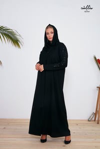 عباية ستايلش باللون الأسود بتطريز على الكم - صورة 1