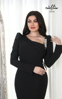 فستان أنيق باللون الأسود مزين بإكسسوار - صورة 4