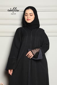عباية لنن سوداء بدانتيل على الأكمام - صورة 4