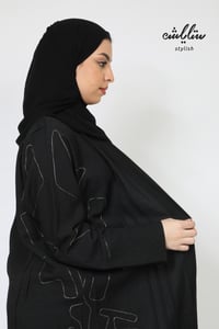 عباية لف باللون الأسود مطرزة - صورة 5