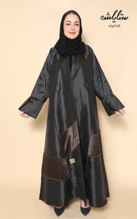عباية نواعم لف باللون الاسود بتدخيلات مع شك ناعم - صورة 1