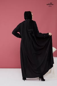 عباية لف خليجي باللون الأسود - صورة 4