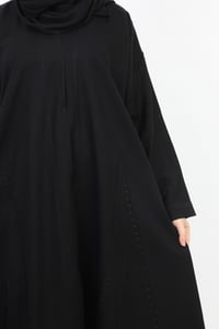 عباية كلاسيك مزينة بتطريز - صورة 5