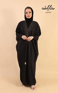 عباية بشت لف باللون الأسود مطرزة - صورة 3