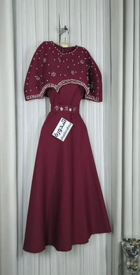 فستان سن محير تطريز الصدر - Image 7