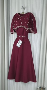 فستان سن محير تطريز الصدر - Image 1