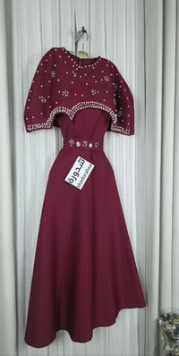 فستان سن محير تطريز الصدر - Image 3