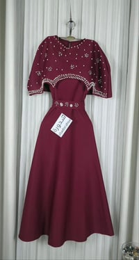 فستان سن محير تطريز الصدر - Image 6