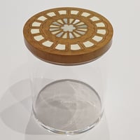علبة ضيافه مميزه مقاس ١١ في ١١ بغطاء من خشب الجوز الطبيعي مزين بالصدف الحر صناعه يدويه - Image 1