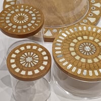 علبة ضيافه مميزه مقاس ١١ في ١١ بغطاء من خشب الجوز الطبيعي مزين بالصدف الحر صناعه يدويه - Image 3