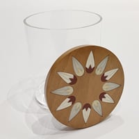 علبه ضيافه مقاس 11x11 بغطاء من خشب الجوز ومزين بالصدف صناعه يدويه  - Image 1
