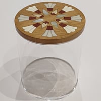 علبة صيافه مقاس كبير 15x13 بغطاء من خشب الجوز الطبيعي المزين بالصدف صناعه يدويه - Image 1