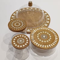 علبةً ضيافه مميره ١٥ في ١٣ بغطاء من خشب الجوز مزين بالصدف الطبيعي صناعه يدويه  - Image 4