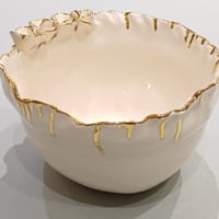 باول من السيراميك الطبيعي مقاس XL قطر ٢٠ سم وارتغاع ١٥ سم مزينه بالورود والذهبي - Image 2