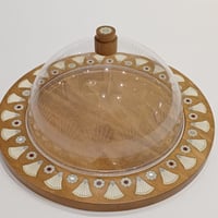 صحن صيافه مدور بغطاء قطر 40 سم من خشب الجوز الطبيعي مزينه برسمة زهره اللوتس والصدف صناعه يدويه - Image 2