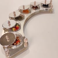 صنيه مقبلات silver plated ب ٦ صحون مقبلات باغطيه مزينه بالحجر الكريم الزهري - صورة 1